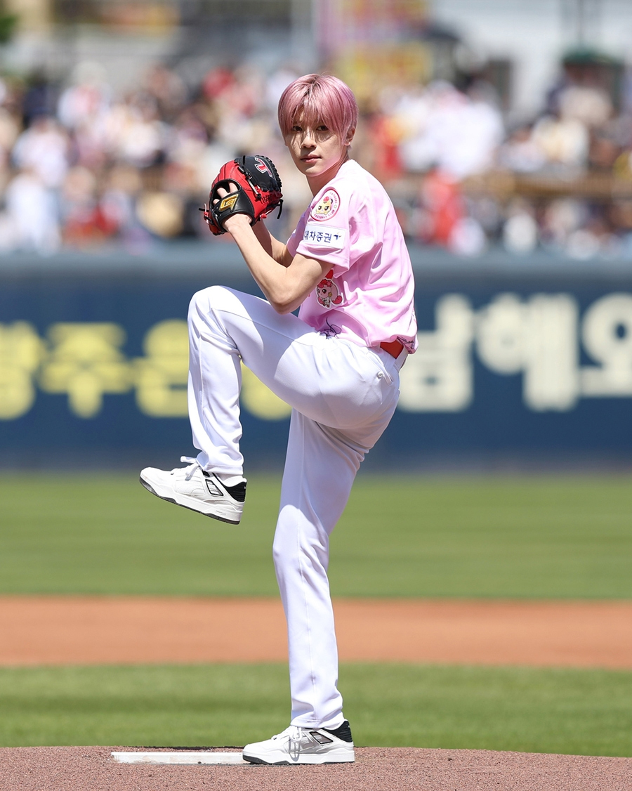 NCT WISHシオン、ついに起亜タイガースの試合で始球式