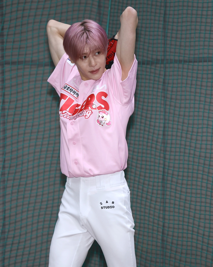 NCT WISHシオン、ついに起亜タイガースの試合で始球式