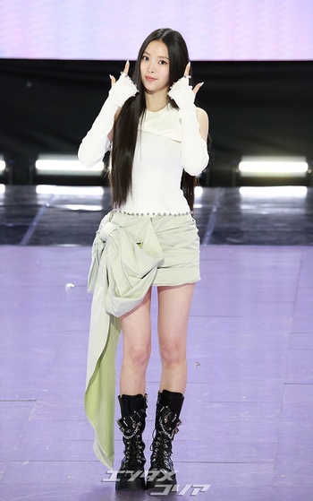 【フォト】MEOVVナリン、大きなリボン付きミニスカート姿で湧き出るエネルギー