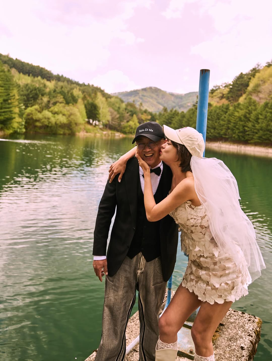 41歳チェ・ヨジン、7歳年上の花婿のほおにキス　「わたしたち結婚します」