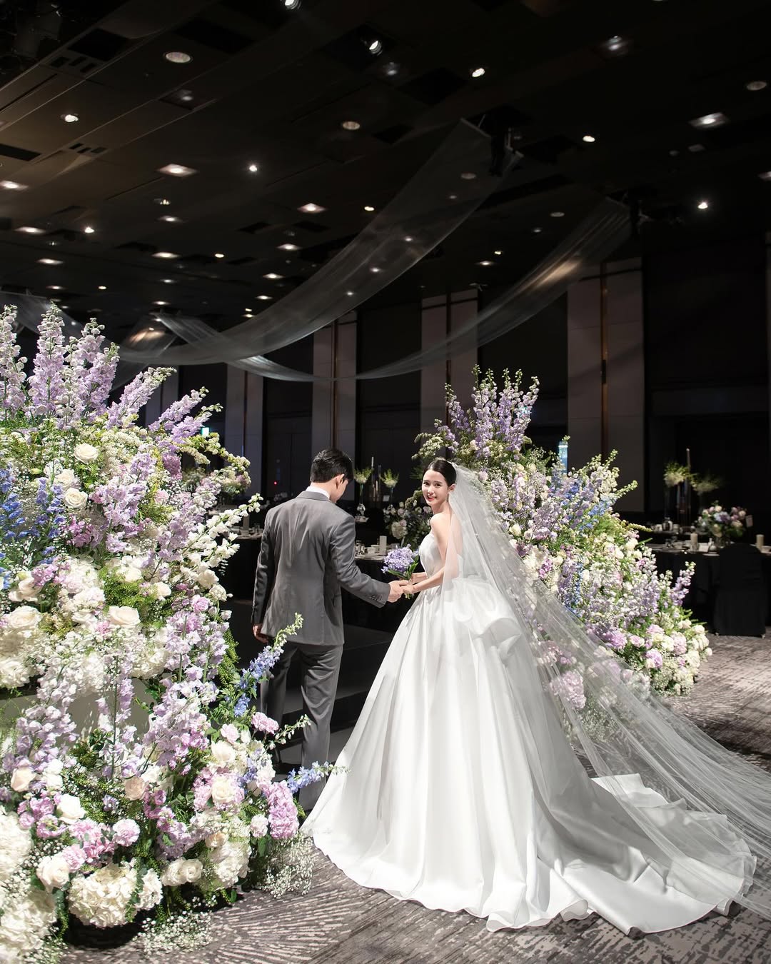 まばゆいウエディングドレス姿のナム・ボラ、花婿はがっしりした体格