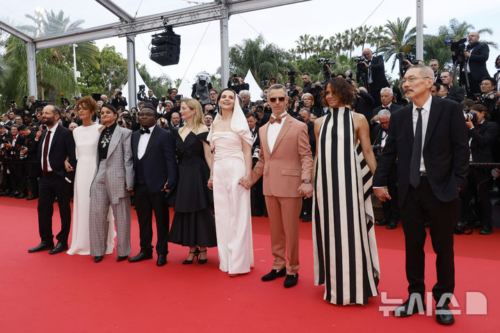 ハル・ベリーと手をつないだホン・サンス監督、審査員としてカンヌ映画祭のレッドカーペットに登場