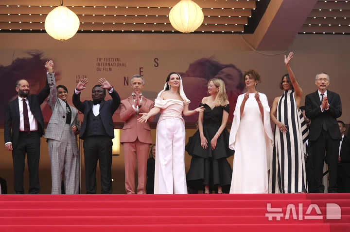 ハル・ベリーと手をつないだホン・サンス監督、審査員としてカンヌ映画祭のレッドカーペットに登場