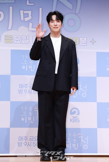 【フォト】キム・ジョンヒョン、バラエティー出演でイメチェン