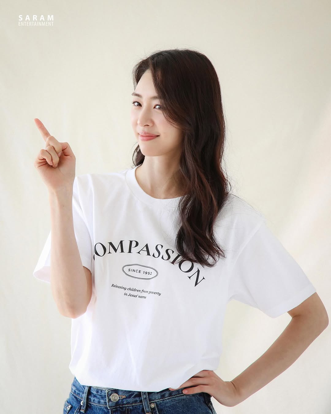 イ・ヨニ、本当に1児のママ？　白Tシャツ＆ジーンズ姿で清純な美しさ