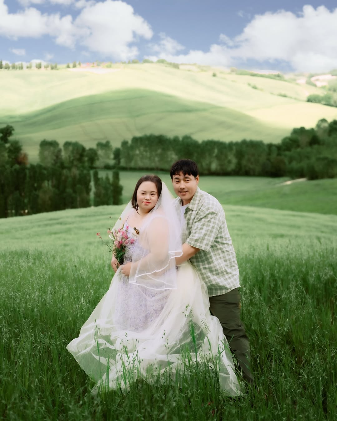 『私たちのブルース』出演のダウン症女優チョン・ウネ、夫にバックハグされ幸せなほほ笑み…絵のような二人