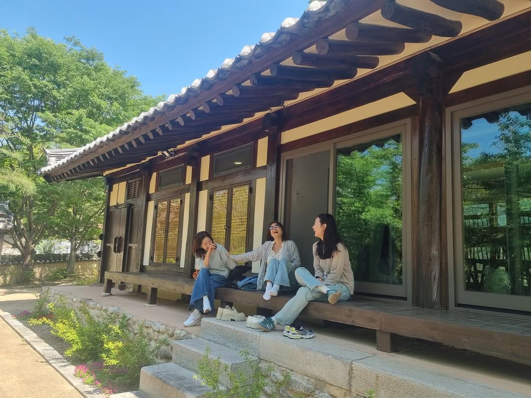 チェ・ジウ、親しいシン・エラ＆ユン・ユソンらと楽しい旅行…49歳だけど少女のよう