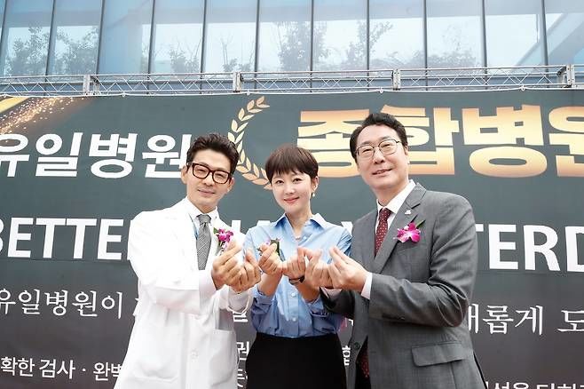 写真左からホ・イル＆ヨム・ジョンア夫妻、チョン・ミョングン華城市長