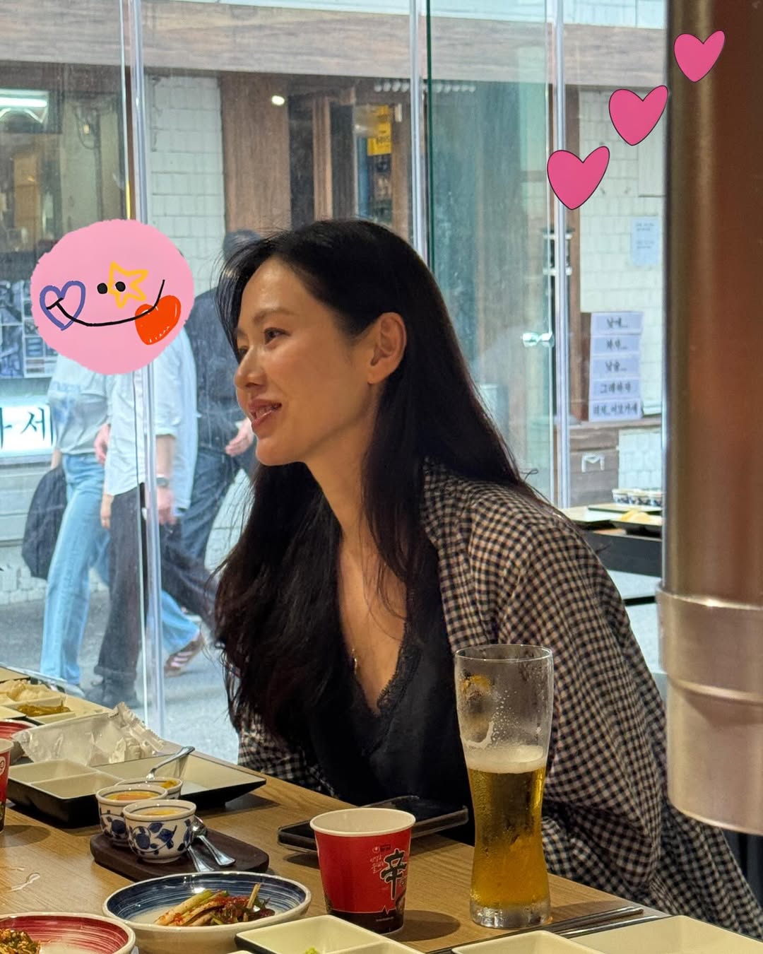 明るい笑顔のソン・イェジン、食堂でカップラーメン＆昼飲み