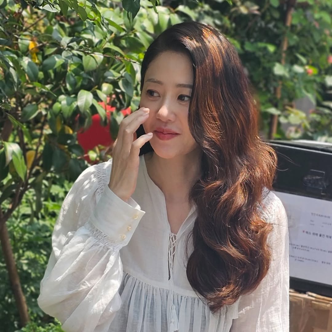 54歳コ・ヒョンジョン、ブラウス姿で上品なヘアスタイル…さすがミス・コリア出身