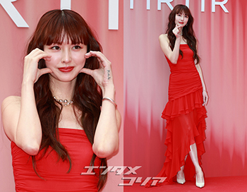 【フォト】鈴木えみ「肩があらわな赤のドレス」