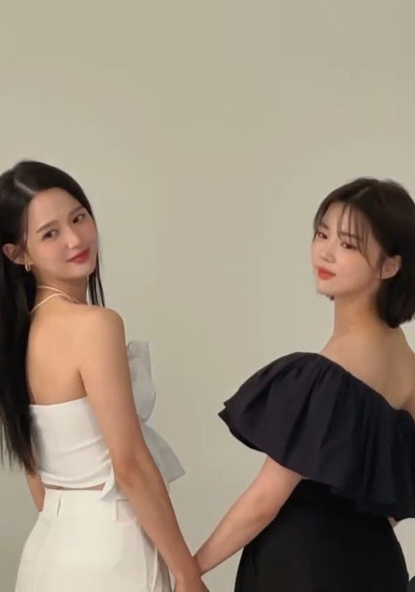 「13人きょうだい」ナム・ボラと実妹がグラビア撮影「笑顔がステキ」