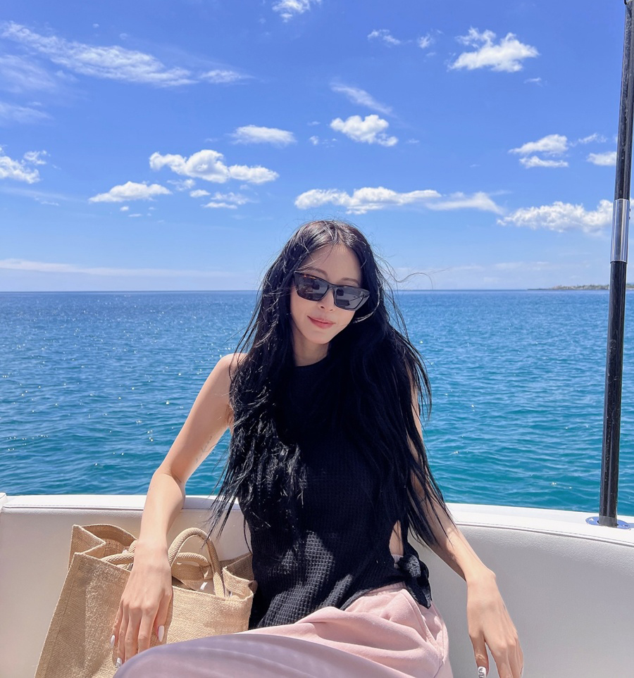ハン・イェスル、青い海よりさわやかな美しさ…海外で船に乗りゴージャスな日常