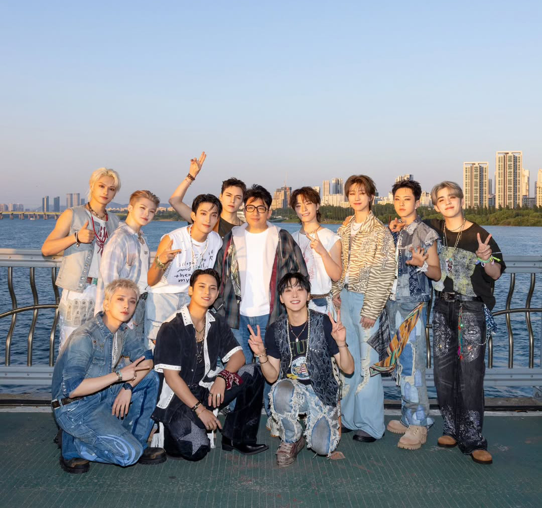 ダイエットに成功したパン・シヒョク議長、SEVENTEENと潜水橋で仲良くポーズ　「10周年おめでとう」