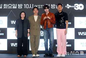 【フォト】ポーズを取る『WORLD OF STREET WOMAN FIGHTER』の出演者たち