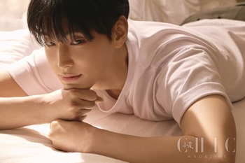 【フォト】パク・ヨンウン「柔らかな笑顔とモデル顔負けのフィジカル」中国ファッション誌登場