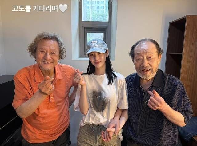 ペースメーカー装着した88歳シン・グ、元気そうな姿でコン・スンヨンとポーズ