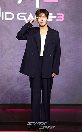 【フォト】カン・ハヌル、びしっと敬礼ポーズ