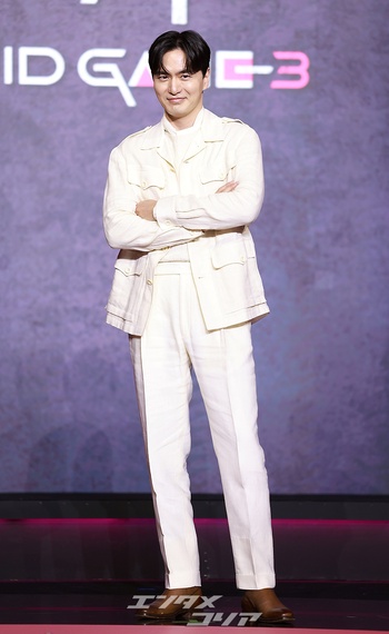 【フォト】イ・ジヌク、女心を刺激する白コーデ