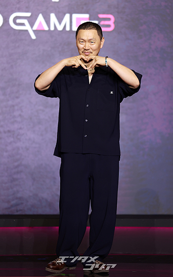 【フォト】ヤン・ドングン、クールにハートのポーズ