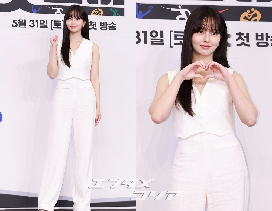 まばゆい美しさ誇るキム・ソヒョン、ノースリーブの白いセットアップ・コーデ