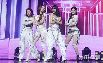 【フォト】『Lips Hips Kiss』ステージ・パフォーマンスで魅了するKISS OF LIFE