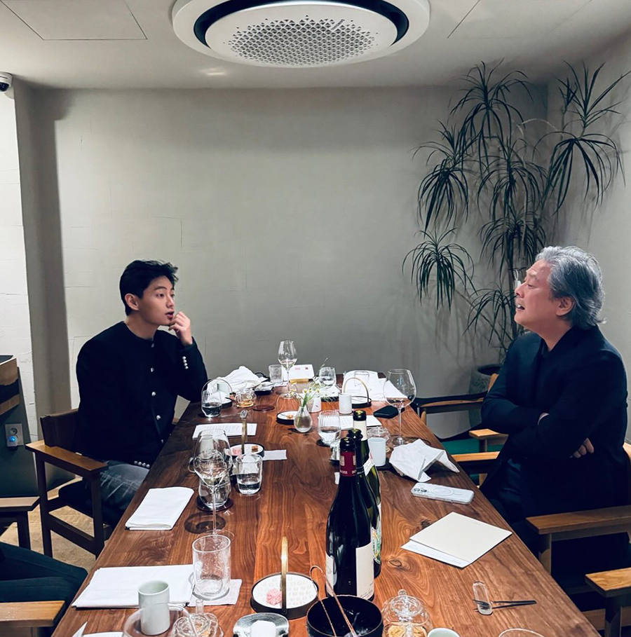 防弾少年団V、超豪華人脈をアピール…ソン・ガンと運動＆パク・チャヌク監督とワインまで