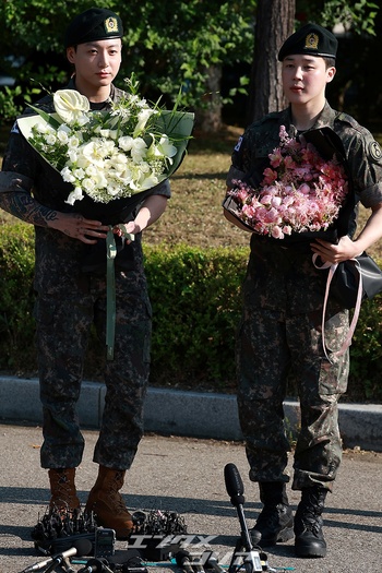 【フォト】BTS・JUNG KOOK & JIMIN 除隊祝いの花束を手にりりしい表情
