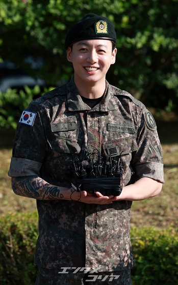 【フォト】「黄金の末っ子」BTS・JUNG KOOK 男らしい軍服姿…右腕のタトゥーも注目