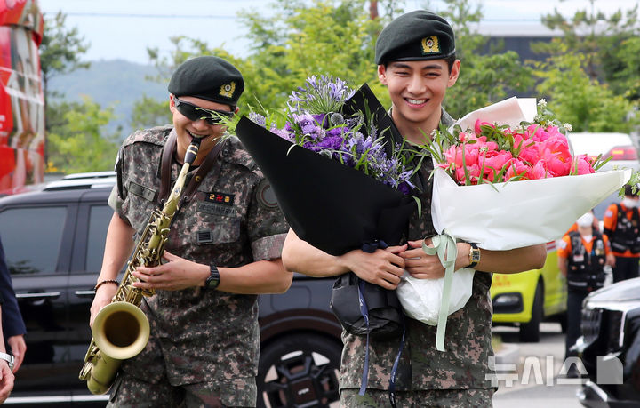 除隊のとき着用していた腕時計に視線集中…Vは「Cartier」、RMは軍人たちに人気のモデル