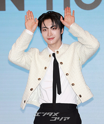 【フォト】ATEEZソンファ キュートな犬耳ポーズ