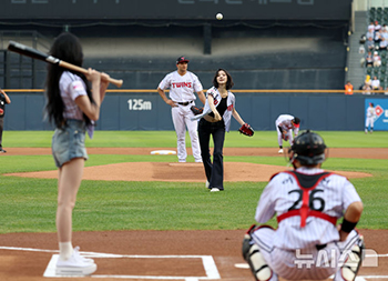 【フォト】Hearts2Heartsジウ＆イアンが始球式　／ソウル