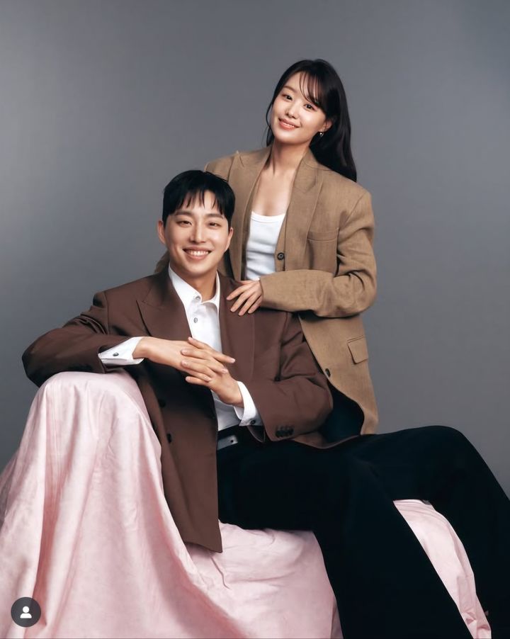 ソン・ジウン、車いすなしの夫パク・ウィとプロフィール写真撮影…甘い雰囲気の二人