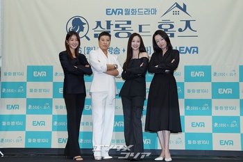 【フォト】「わたしたちこそ『サロン・ド・ホームズ』の4人組」