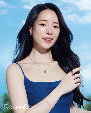 【フォト】夏らしい雰囲気のイム・ジヨン、まさにさわやかな青の女神