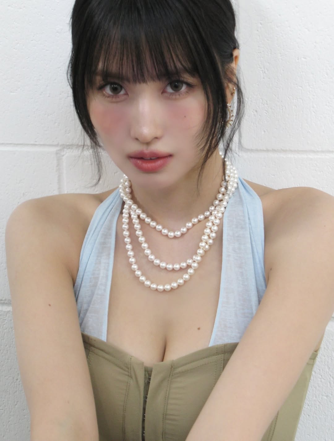 TWICEモモ、ホルターネックの衣装＆真珠のネックレス身に着け魅惑的な雰囲気