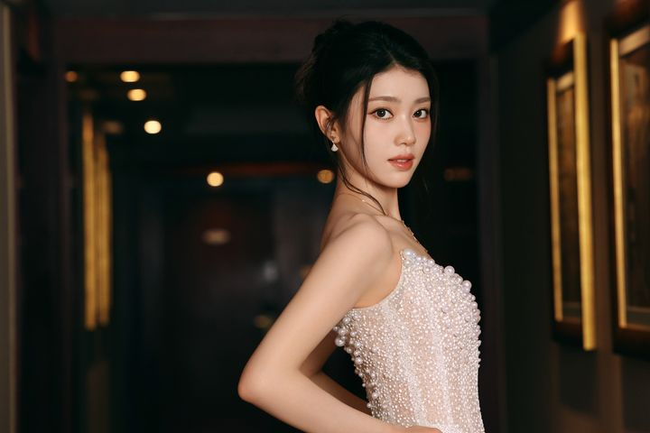 上海映画祭に出席したKep1erシャオティン、パールホワイトのドレス姿でまぶしい美しさアピール