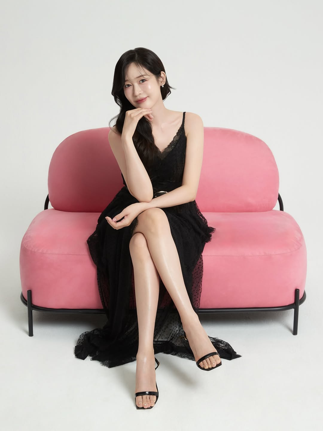 夫が保釈、囚人の世話を終えたソン・ユリが明るい笑顔