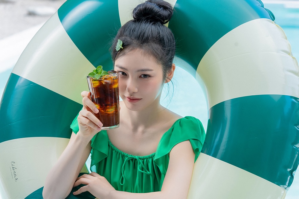 シン・イェウン、スカーフトップス姿で肩のライン披露…ラブリー＆ホットな夏コーデ