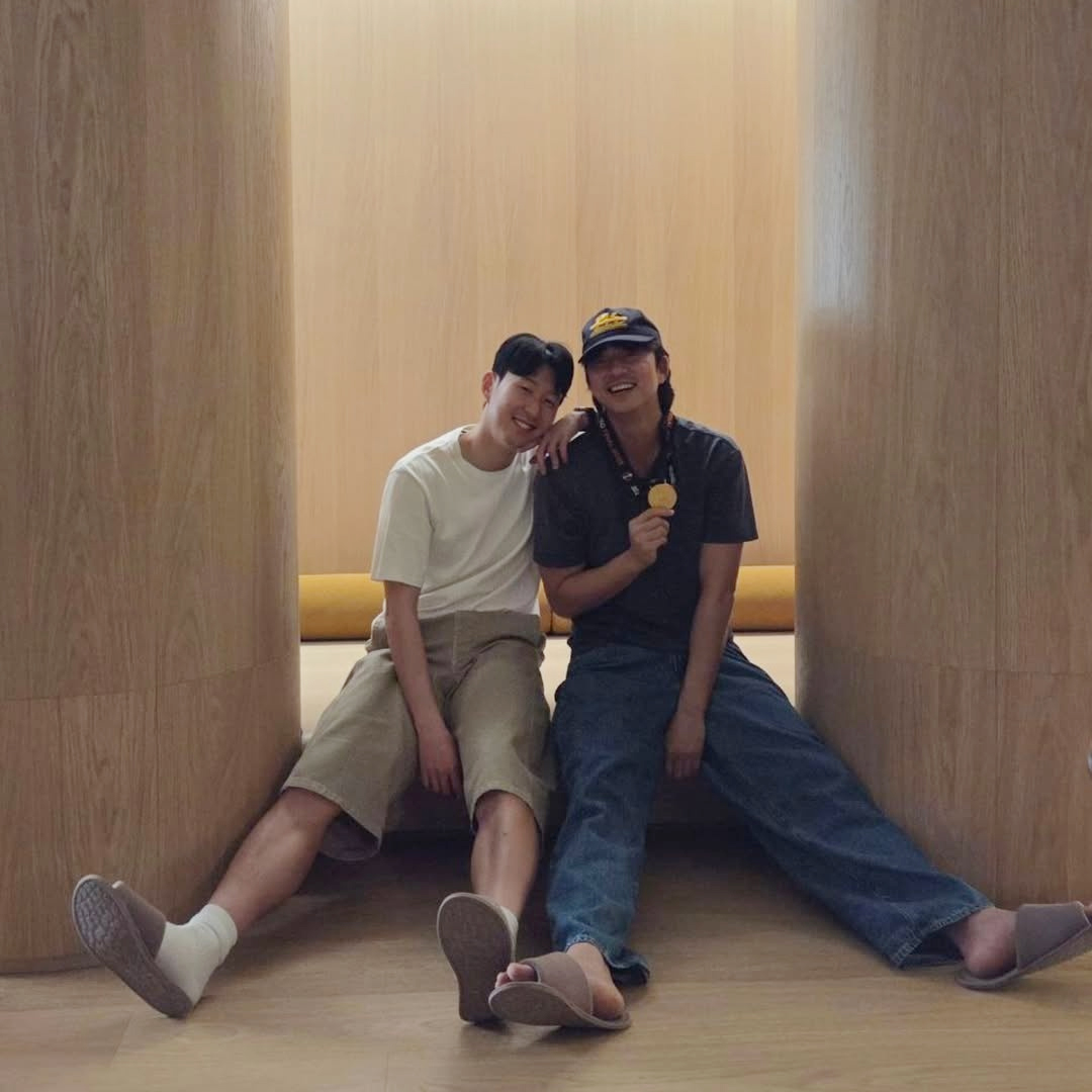 コン・ユ、UEL優勝メダルを首にかけてソン・フンミンと仲良く2ショット　「respect!!」