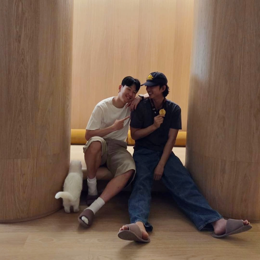 コン・ユ、UEL優勝メダルを首にかけてソン・フンミンと仲良く2ショット　「respect!!」