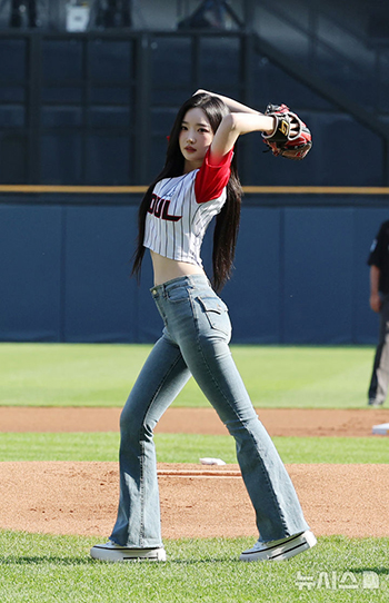 【フォト】tripleSキム・ユヨンが始球式=韓国プロ野球