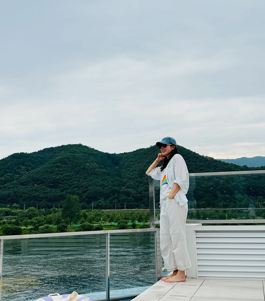 ソン・イェジン、夫ヒョンビン＆息子と家族旅行中？　はだしの立ち姿もステキ