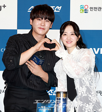 【フォト】イ・ジョンハ&パク・ボヨン、ファン愛あふれるハートのポーズ