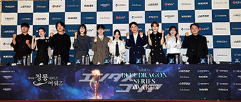 【フォト】ポーズを取る前年の受賞者たち=青龍シリーズ・アワード