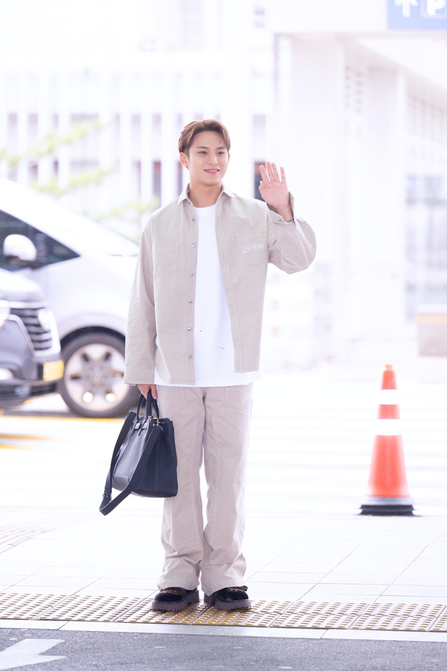 フォト】SEVENTEENミンギュ、ベージュのセットアップが