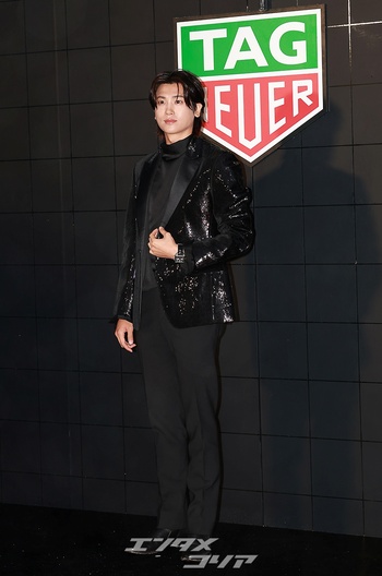 【フォト】パク・ヒョンシク、輝くジャケットを羽織り男らしい魅力