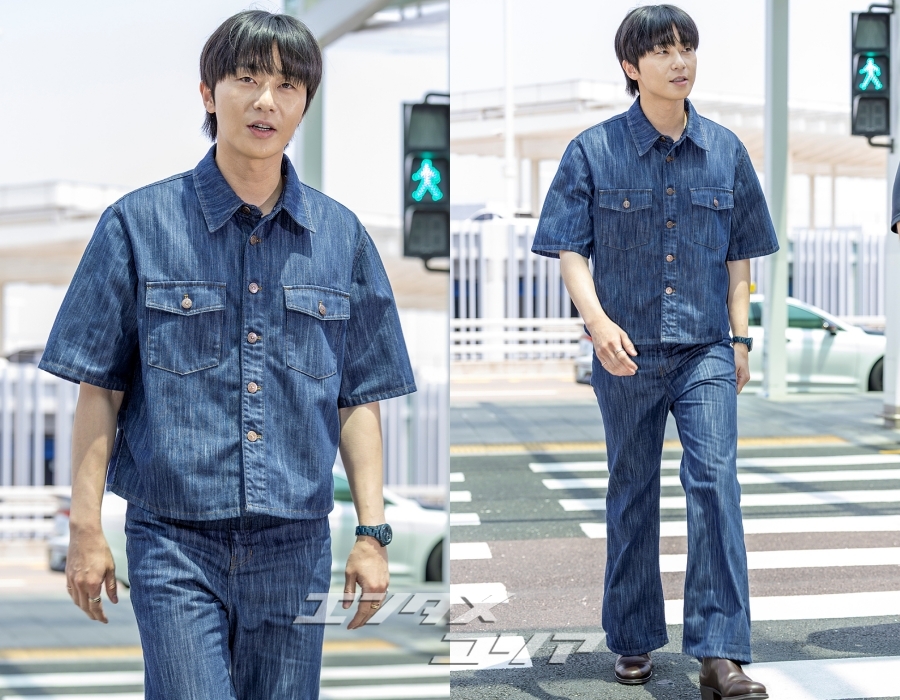 パク・ソジュン、レトロな雰囲気のフライトコーデ…デニム・オン・デニムVSレザーコート