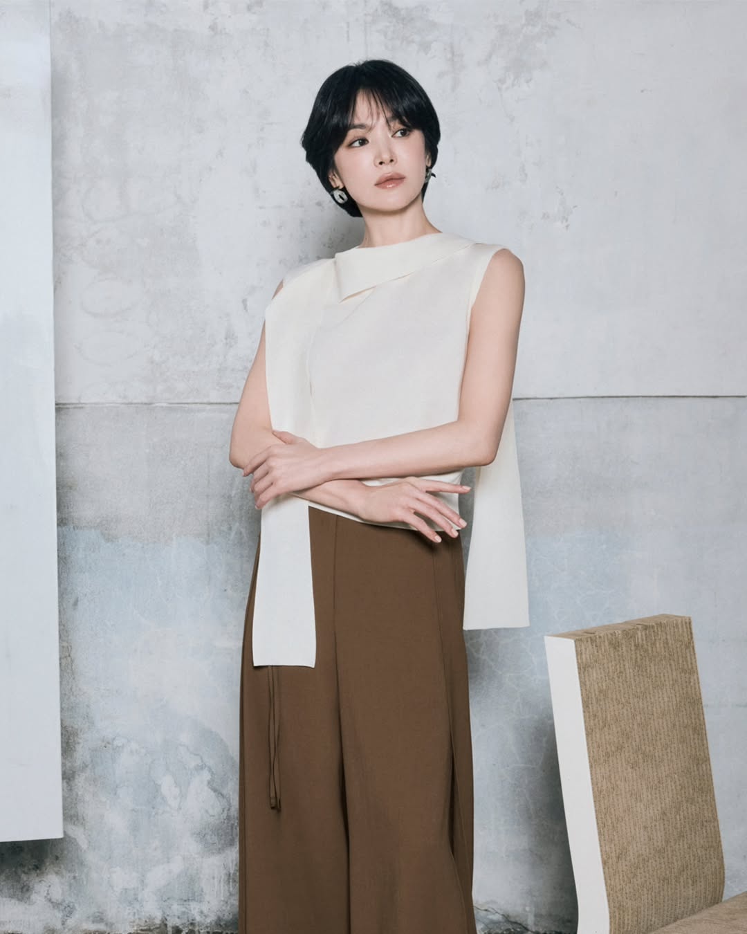 「ショートヘアの女神」ソン・ヘギョの奥深い眼差し…完売を呼ぶ秋のムード