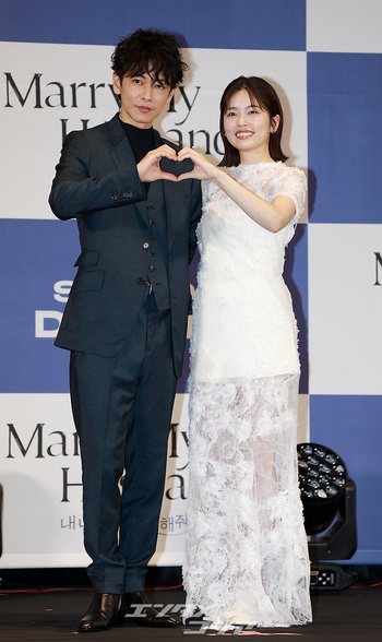 【フォト】日本版『私の夫と結婚して』主演の佐藤健&小芝風花、仲良くハートのポーズ
